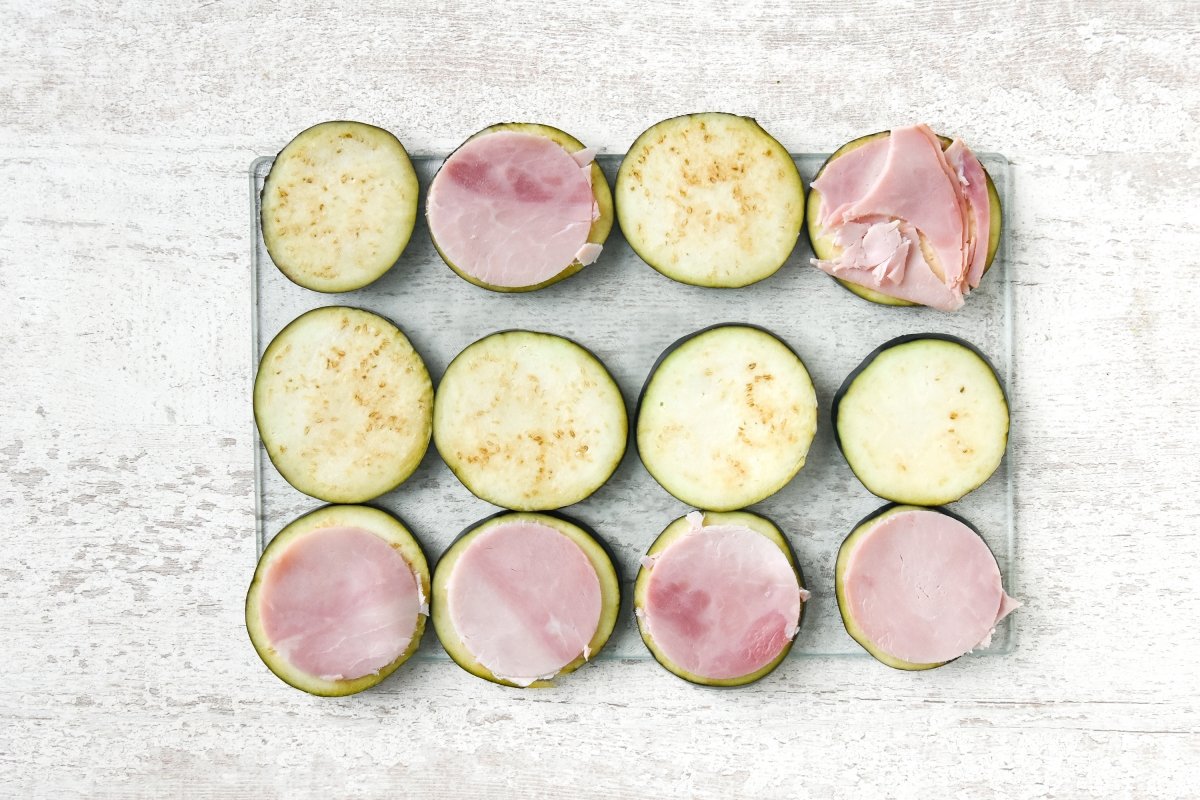 Cubrimos la mitad de las rodajas con jamón