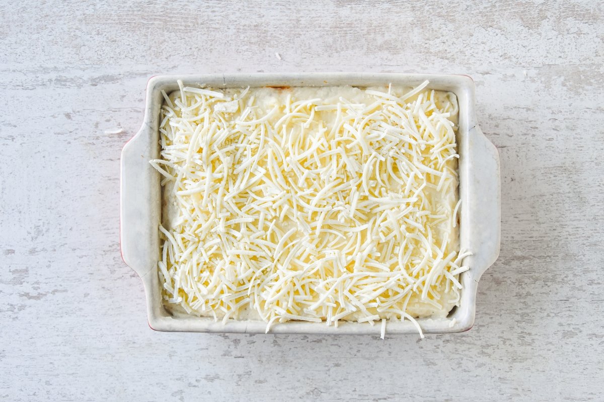 Cubrimos la pasta con la carne, la bechamel y el queso rallado