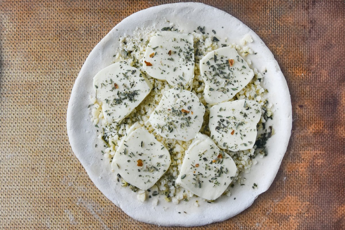 Cubrimos la pizza bianca con los ingredientes