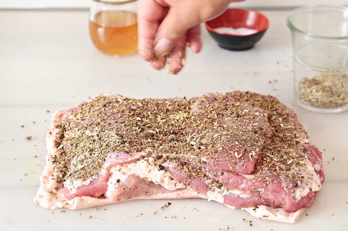 Cubrimos la porchetta con las hierbas aromáticas