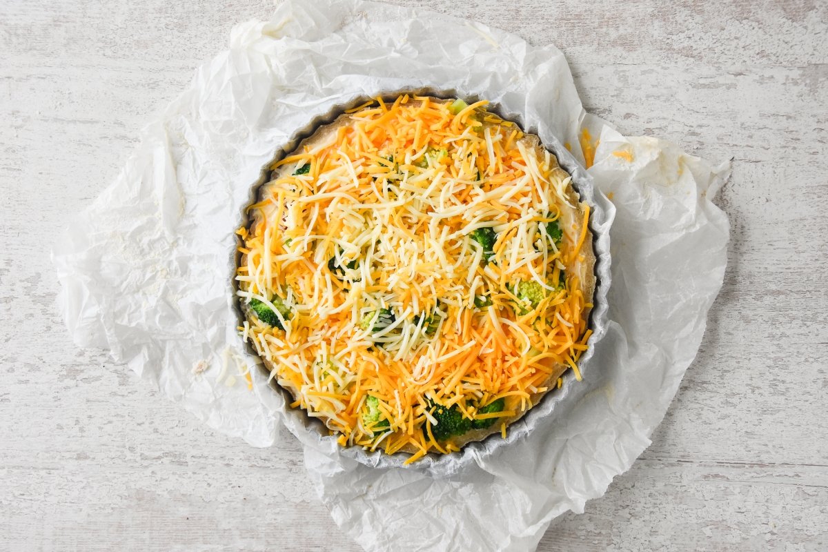 Cubrimos la quiche de brócoli con queso rallado