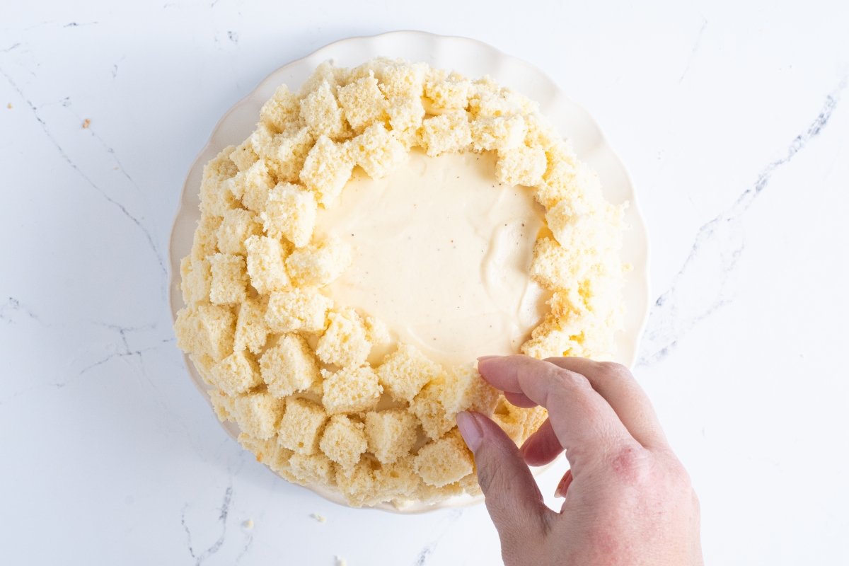 Cubrimos la tarta con bizcocho