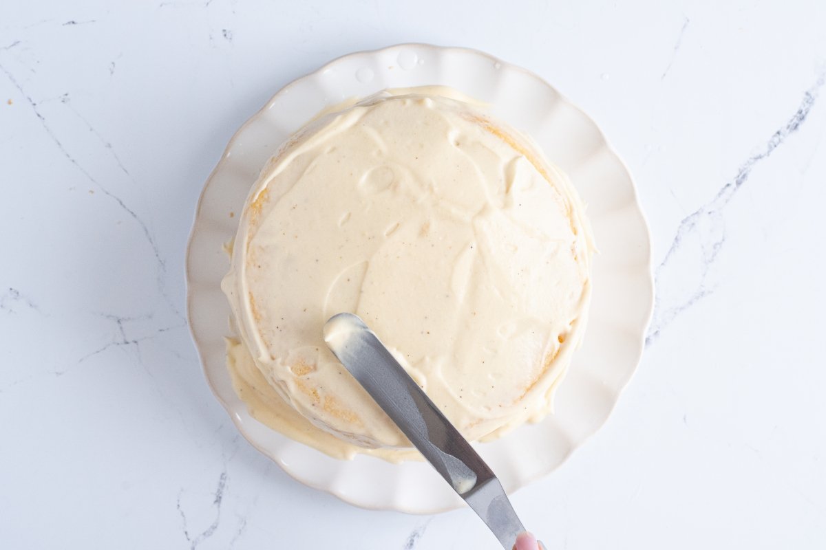 Cubrimos la tarta con crema