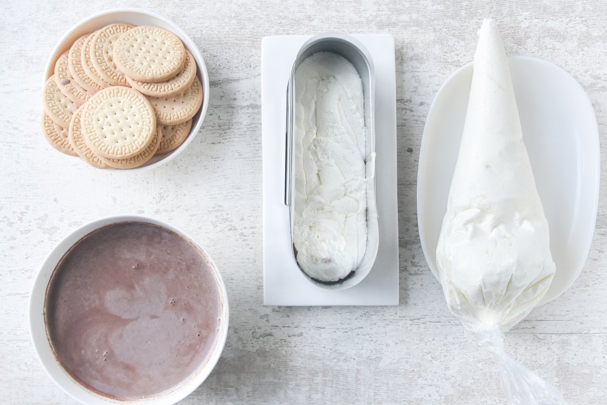 Cubrimos las galletas con nata montada