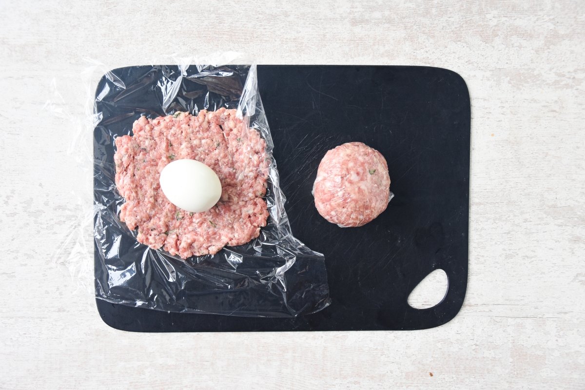 Cubrimos los huevos con la carne