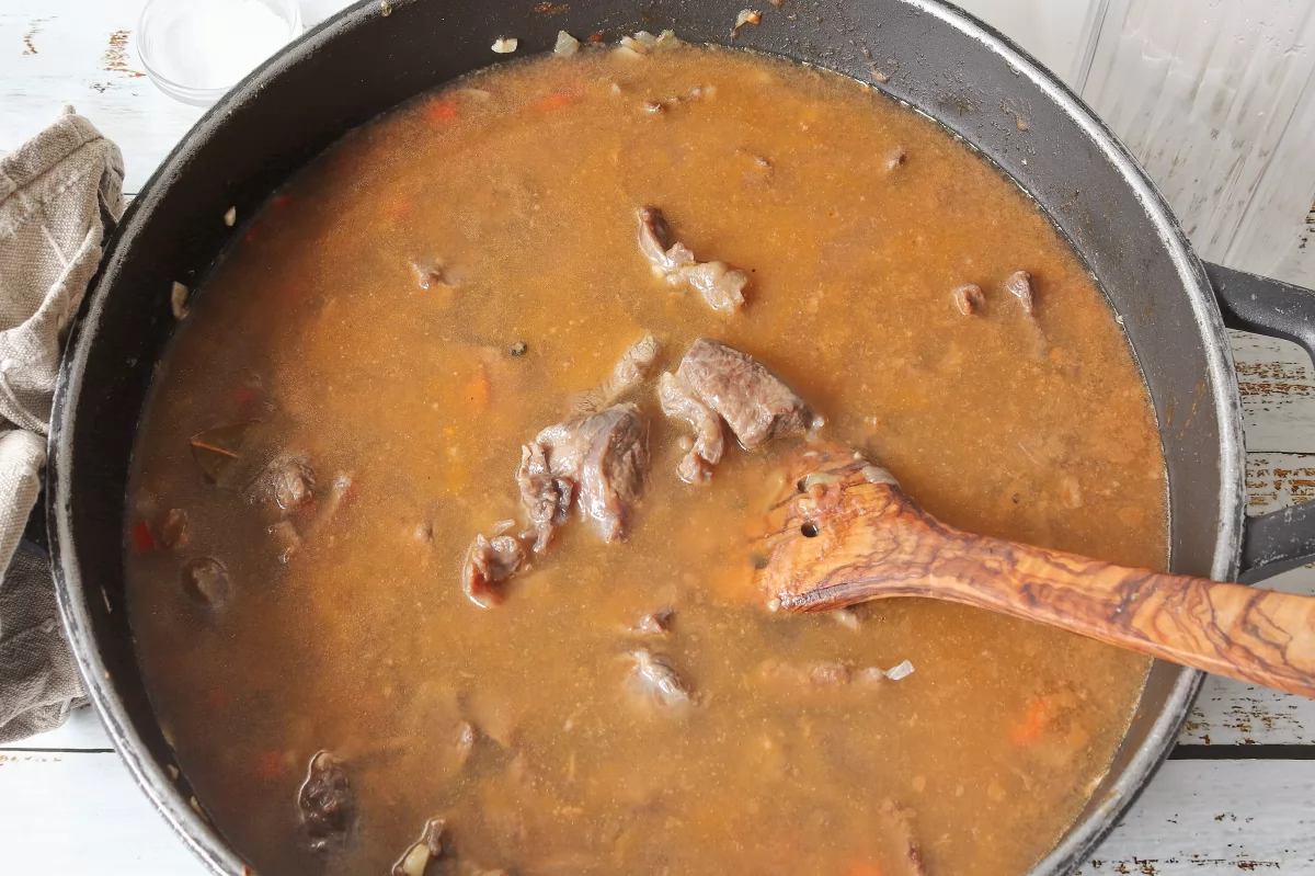 Cubrir con agua caldereta de carne de ternera