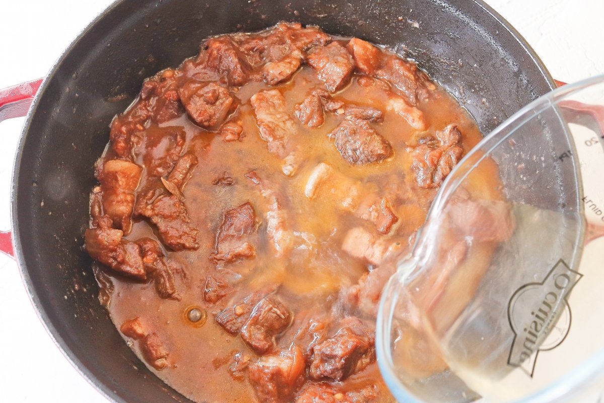 Cubrir con agua el guiso de las patatas de Olot
