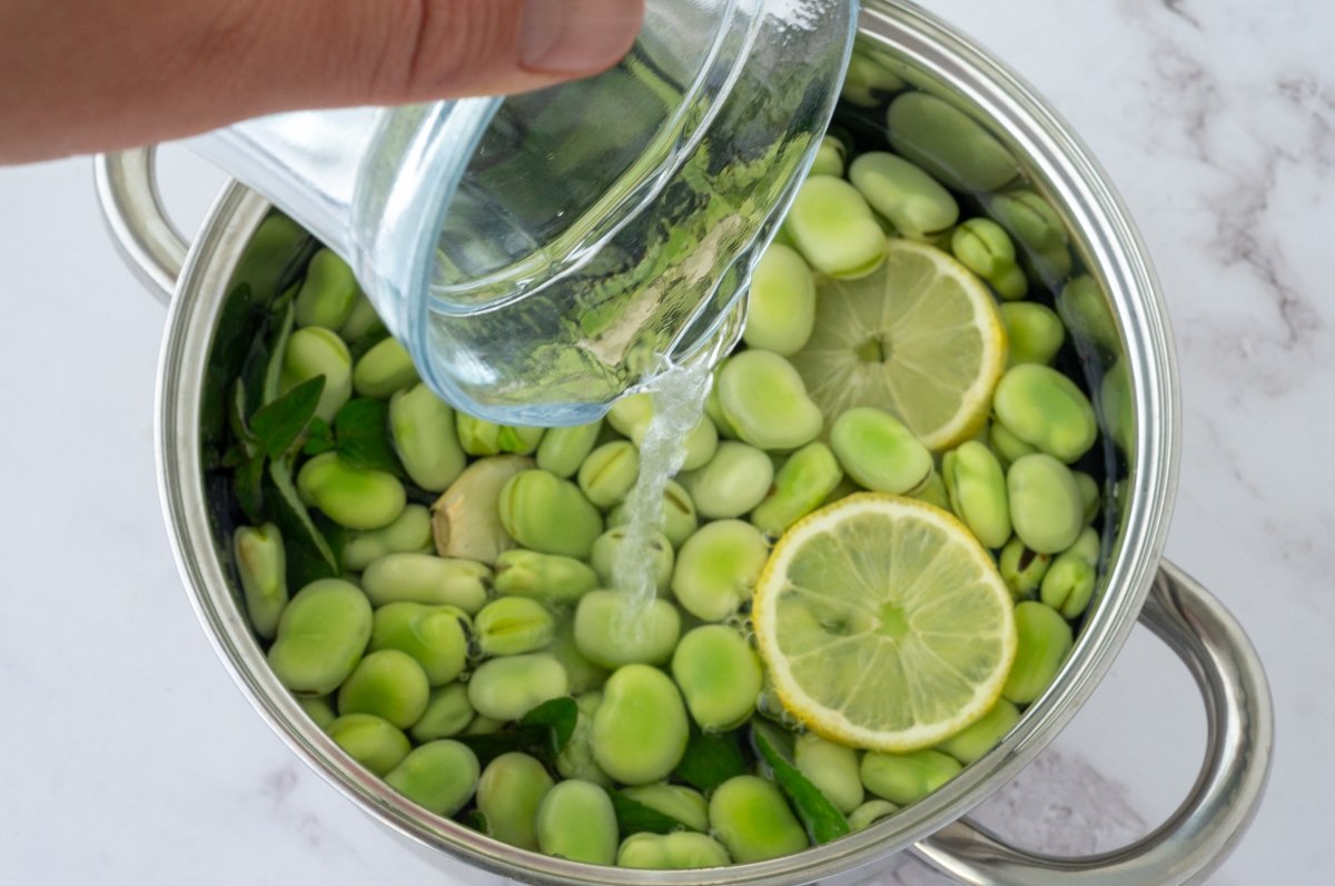 Cubrir con agua las habas enzapatadas
