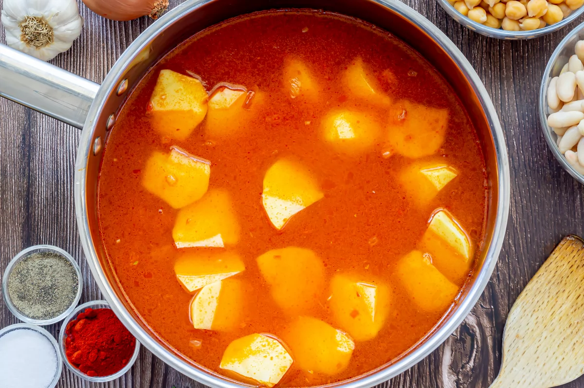 Olla gitana 7 Cubrir con agua las patatas *