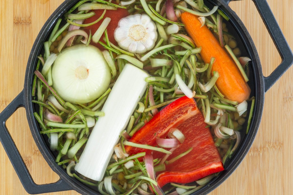 Cubrir con agua los garbanzos con tagarninas