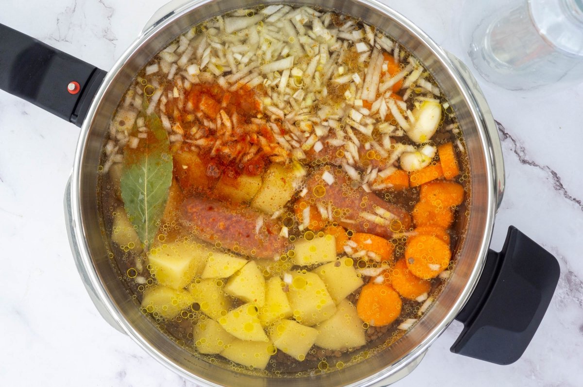 Cubrir con agua o caldo las lentejas en olla exprés