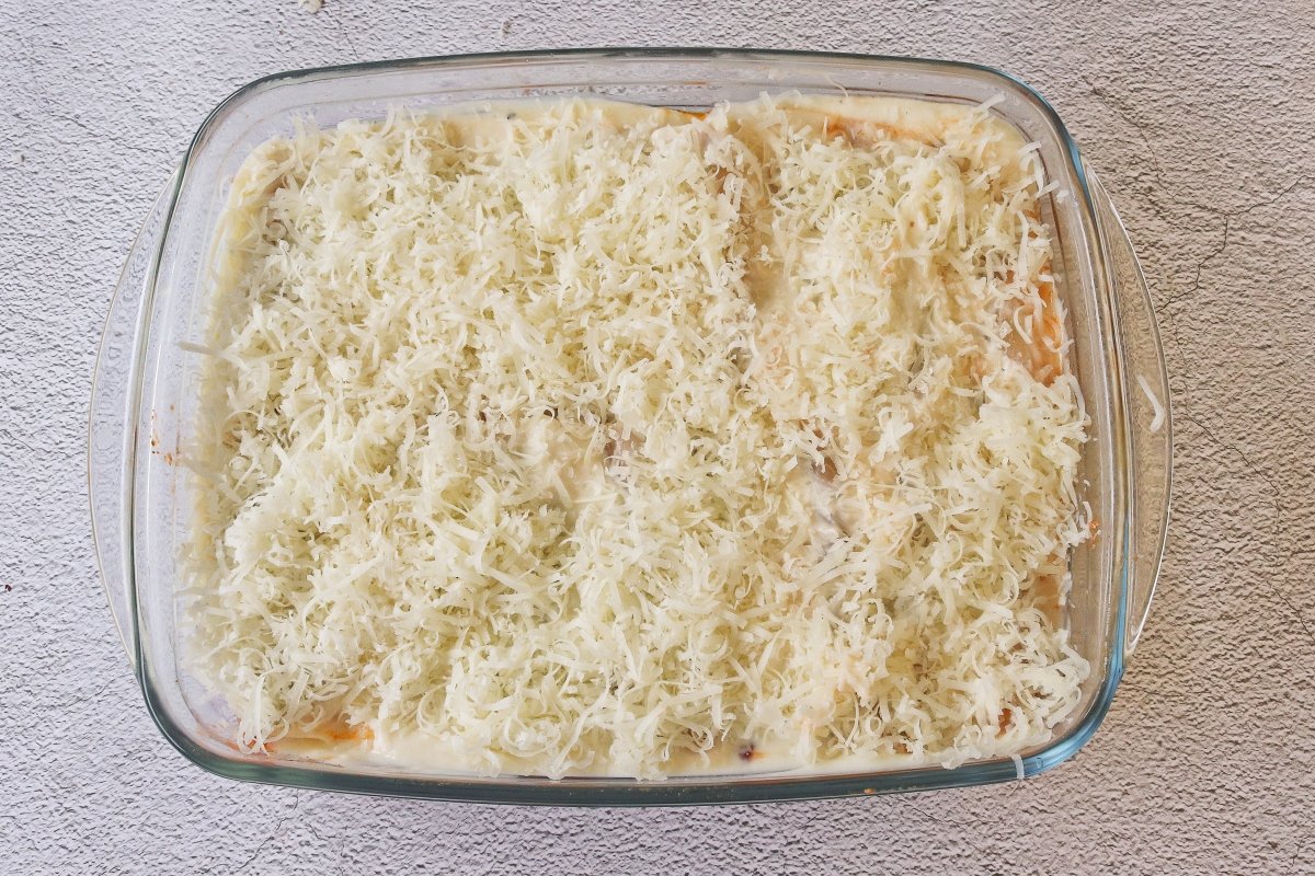 Cubrir con bechamel y queso los canelones en freidora de aire
