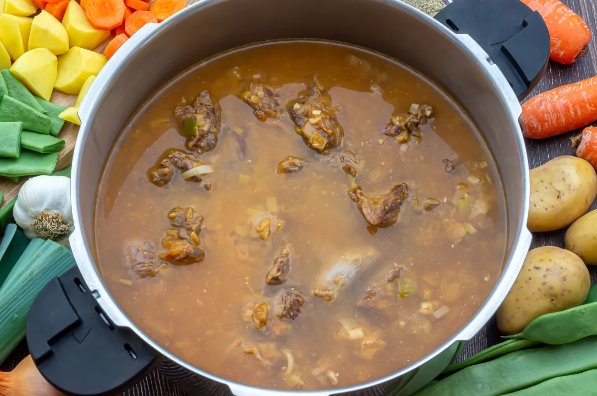 Ternera guisada con verduras 7 Cubrir con el caldo de carne *