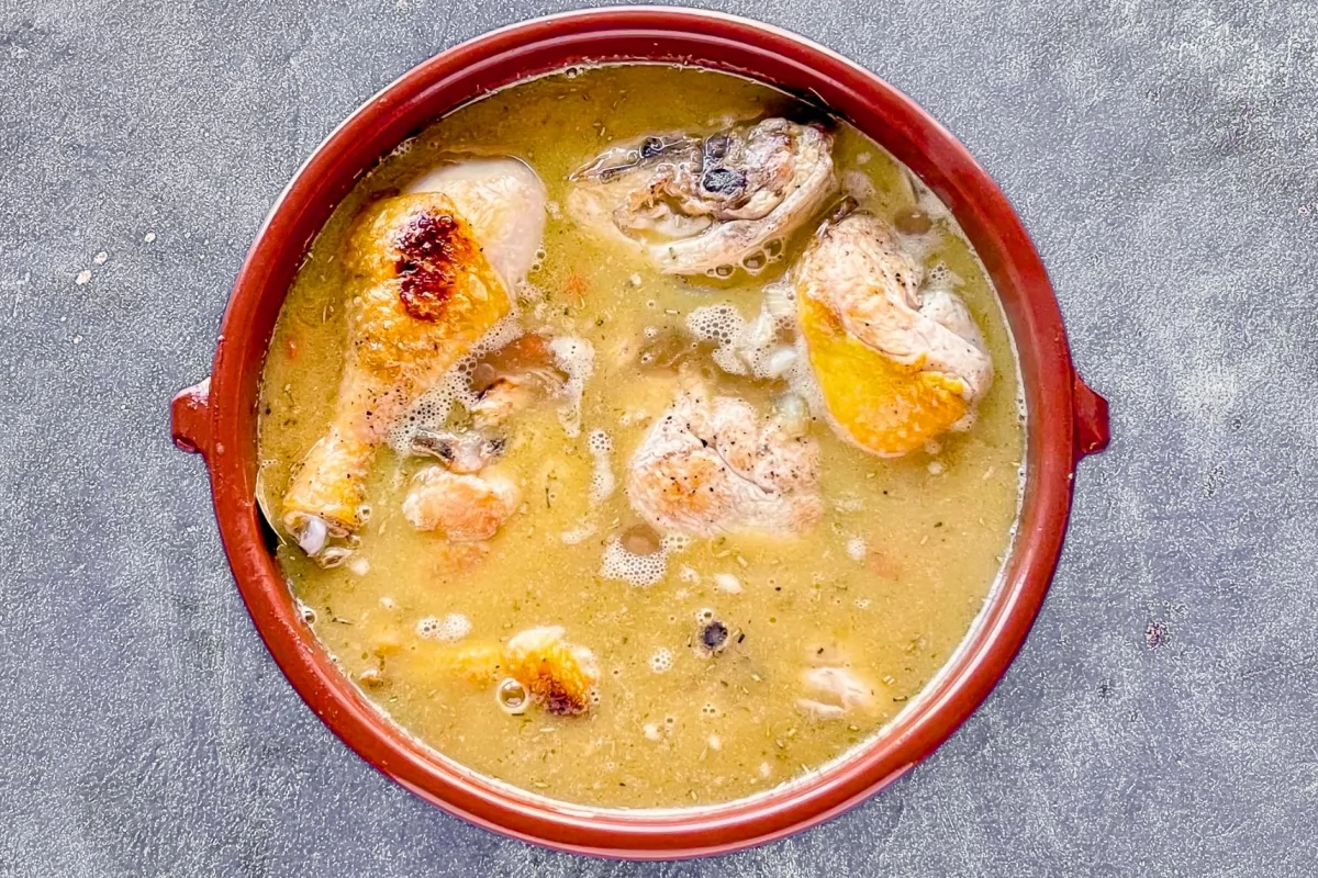Pollo en salsa de la abuela 7 Cubrir con el caldo de pollo y cocinar a fuego lento *