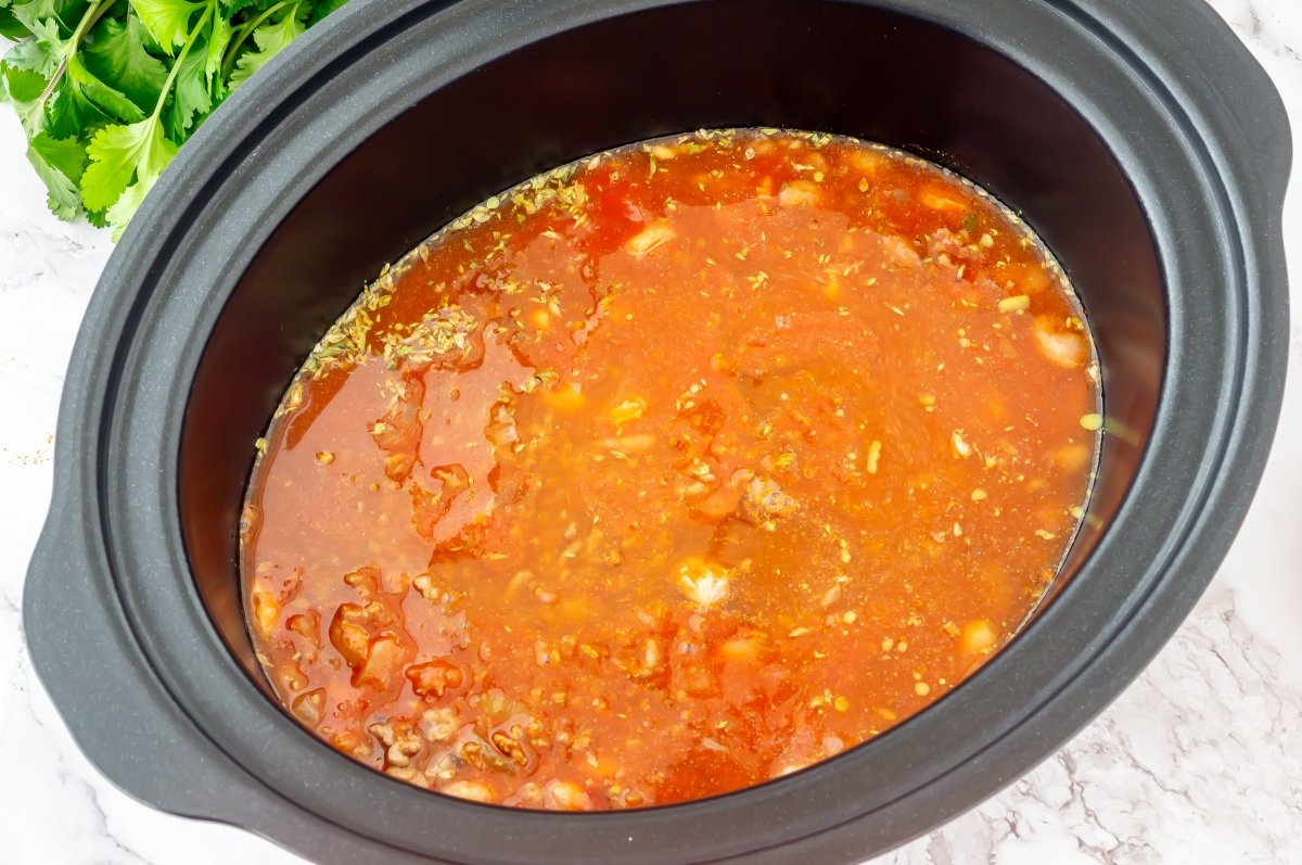 Cubrir con el caldo del chili con carne en Crock Pot
