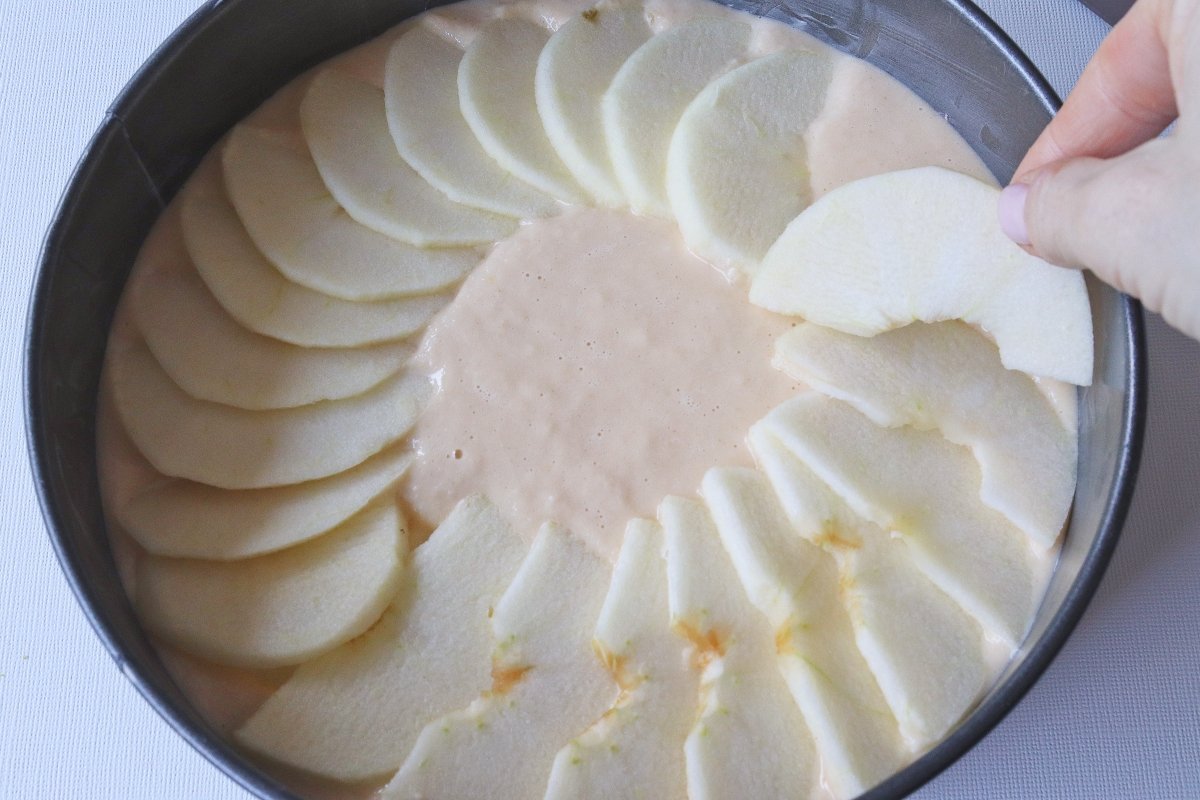 Cover with the apple slices and bake the apple pie