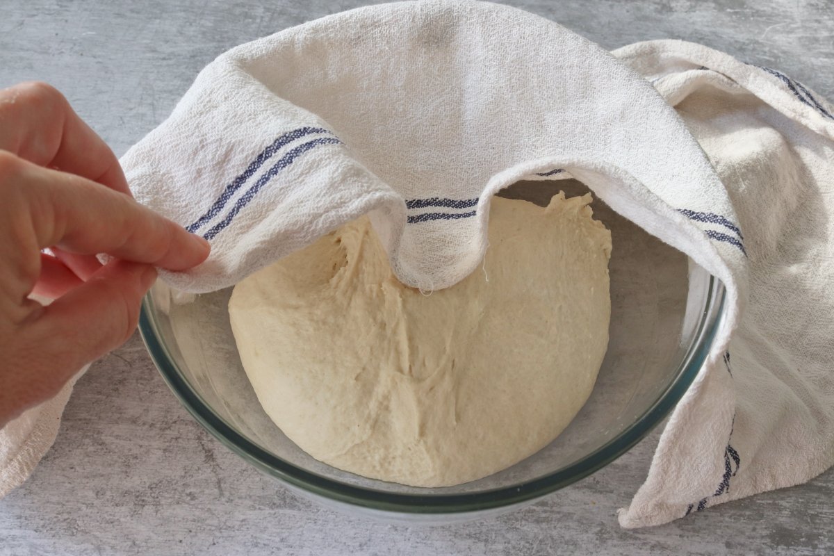 Cubrir con paño coca de pan dulce