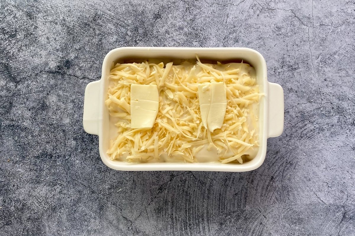 Cubrir con queso emmental rallado y dos trozos de mantequilla