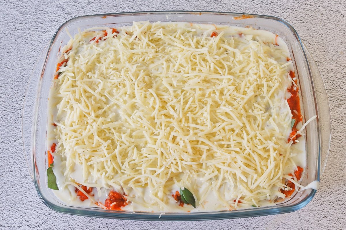 Cubrir con queso la lasaña en freidora de aire