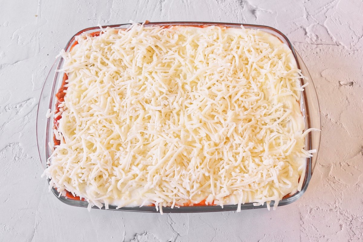 Cubrir con queso la lasaña sin gluten