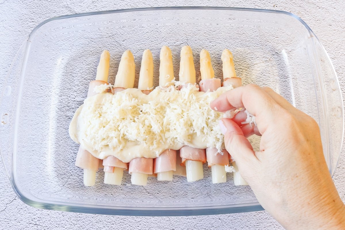 Cubrir con queso los espárragos blancos para hacerlos gratinados