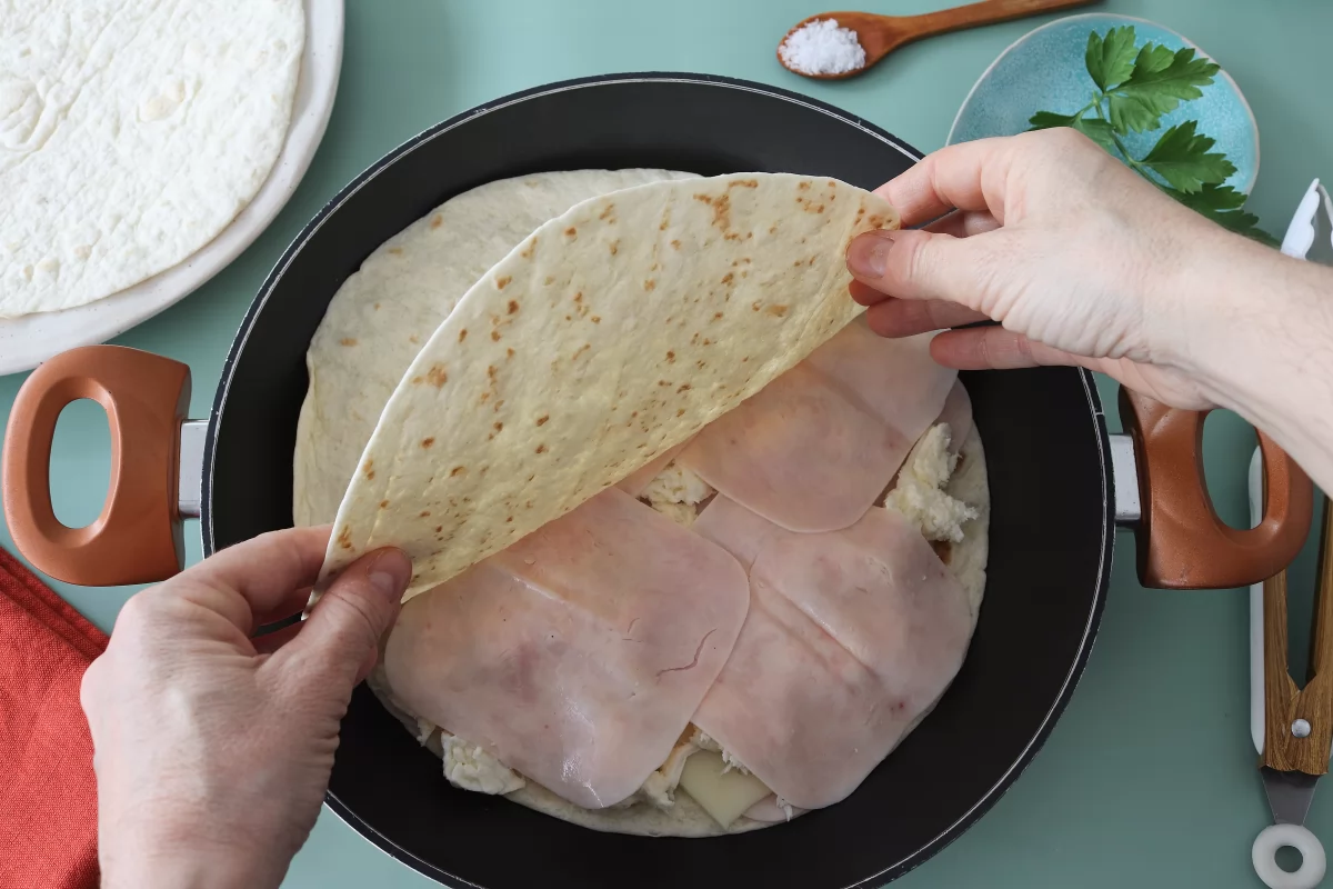 Cubrir con tortilla sincronizadas de jamón y queso