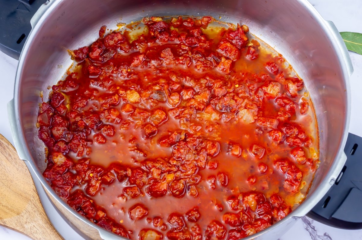 Cubrir de agua el sofrito y hacer la salsa