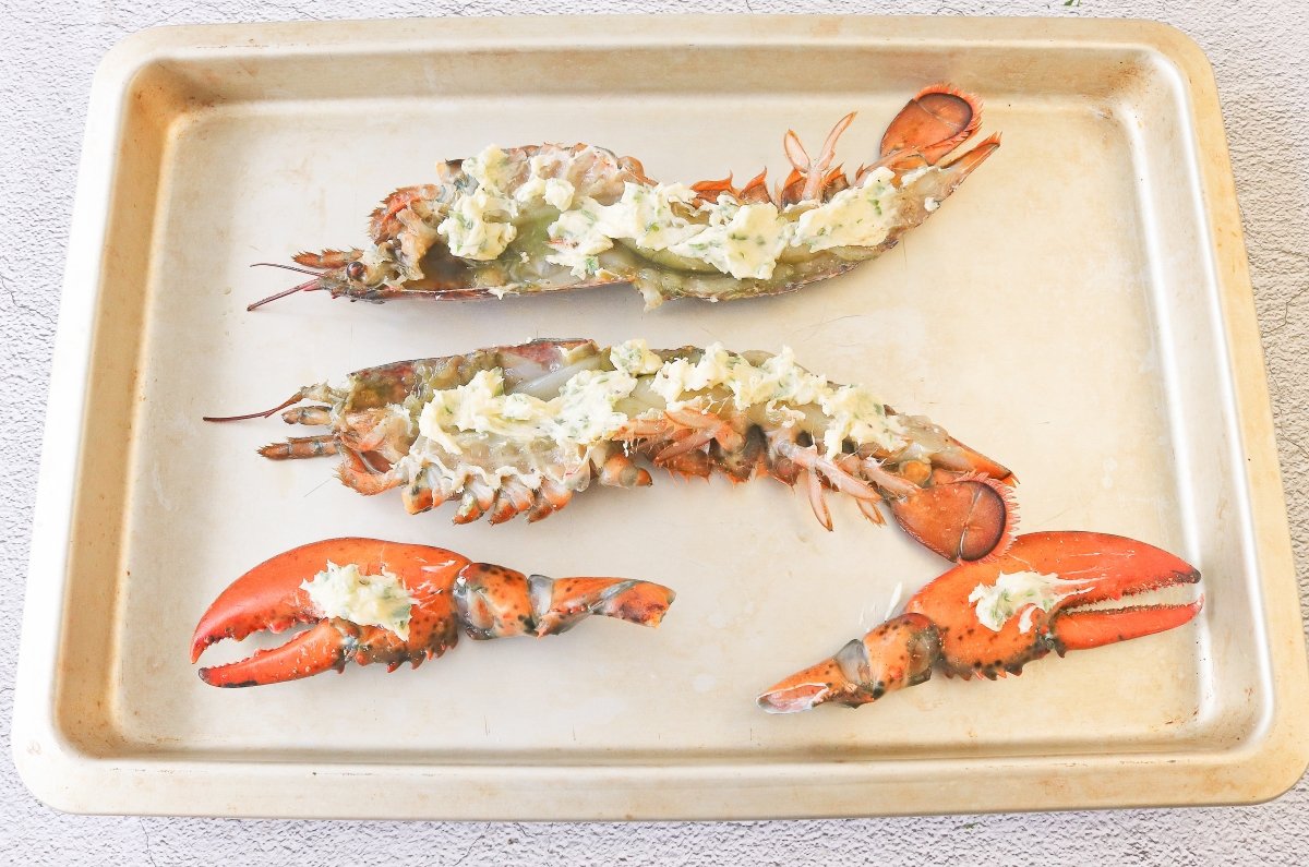 Cubrir el bogavante con la mantequilla para hacerlo al horno