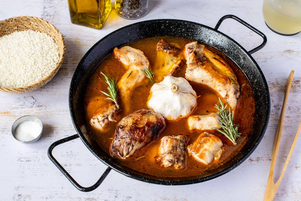 Arroz con conejo 7 Cubrir el conejo con caldo para hacer el arroz con conejo