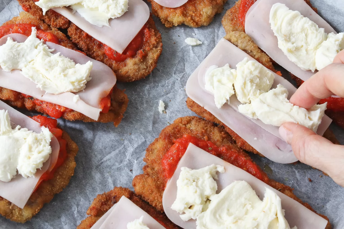 Milanesa a la napolitana 9 Cubrir el jamón dulce con mozzarella para la milanesa a la napolitana