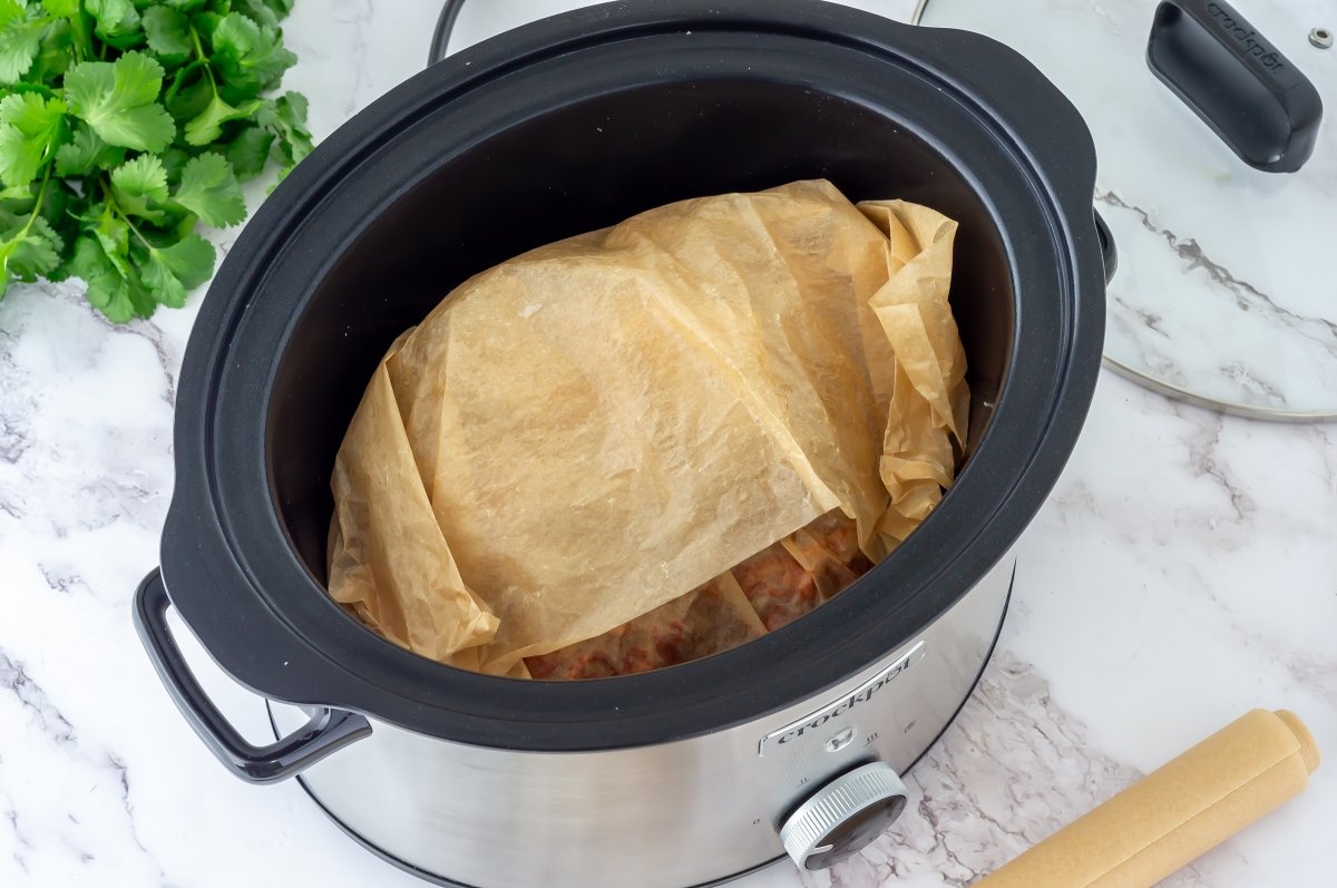 Cubrir la carne para hacer cochinita pibil en Crock Pot
