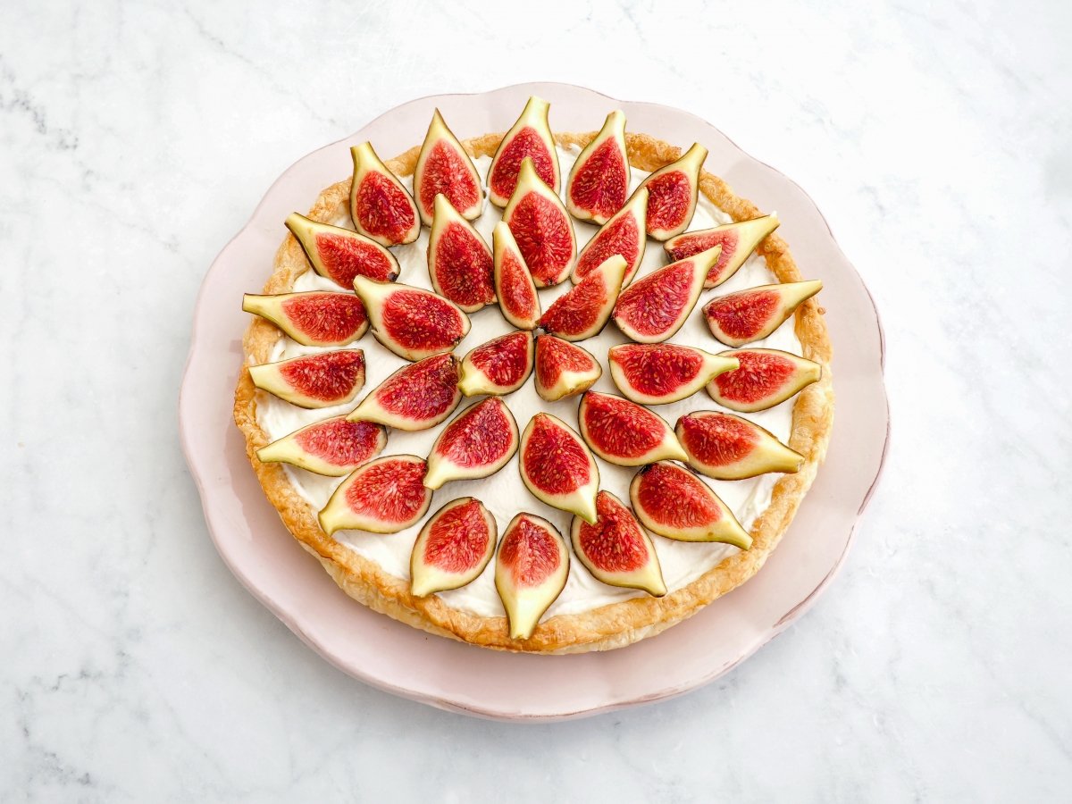 Cubrir la superficie de la tarta con los higos