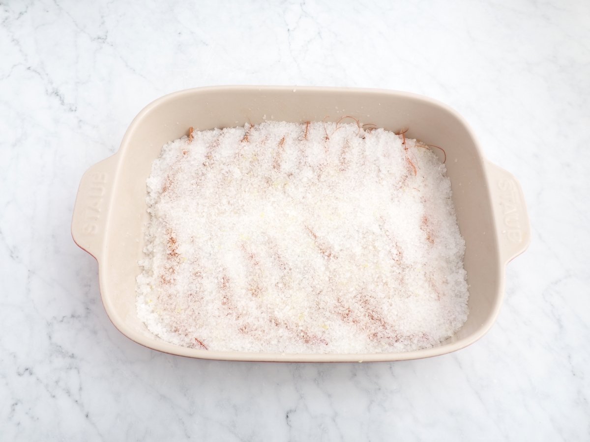 Cubrir las gambas con sal y hornear