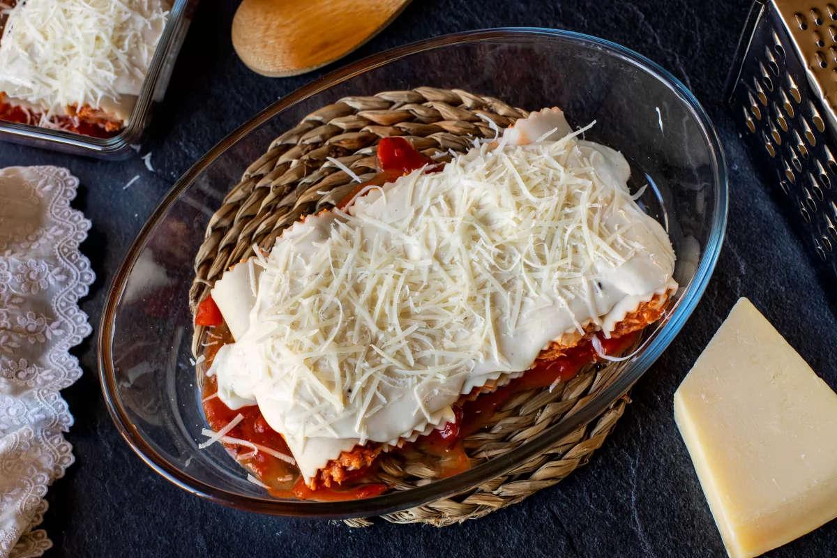 Canelones de atún con tomate y huevo 8 Cubrir los canelones de atún con tomate y huevo con bechamel y queso para gratinar *