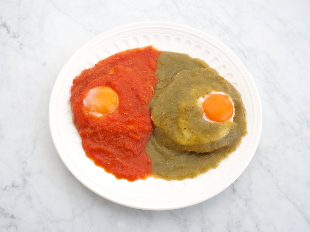 Cubrir los huevos con las salsas