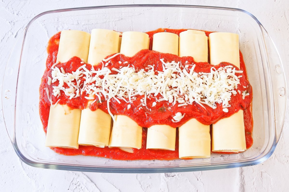 Cubrir los manicotti con salsa marinara y mozzarella