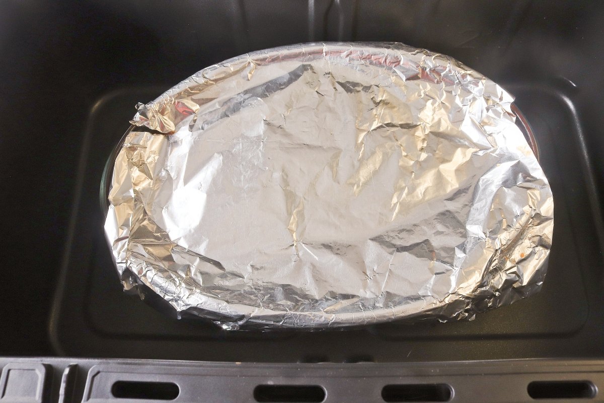 Cubrir y cocinar la boloñesa para los canelones en freidora de aire