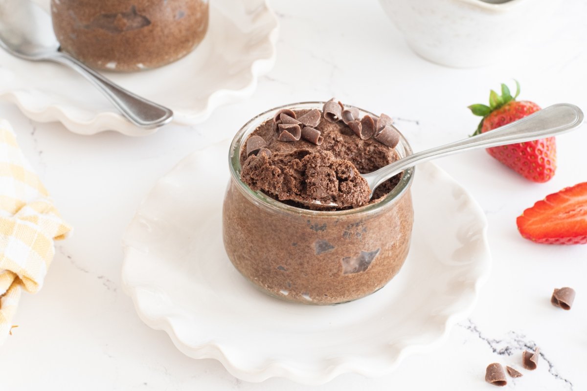 Cucharada de mousse de chocolate vegana