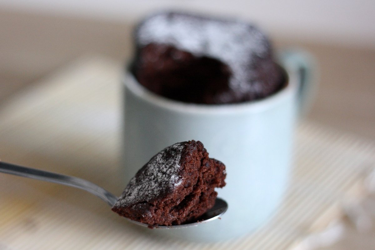 Cucharada de mug cake de chocolate