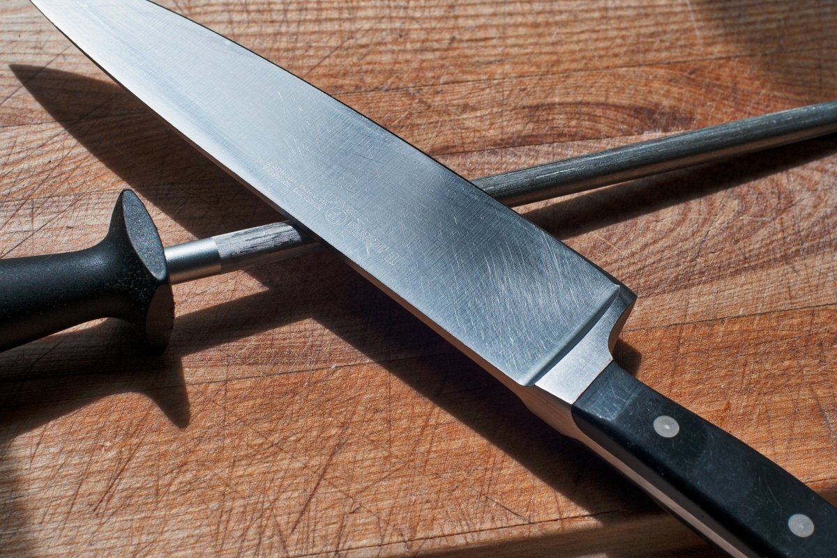 Cuchillo y chaira de cocina para afilarlo