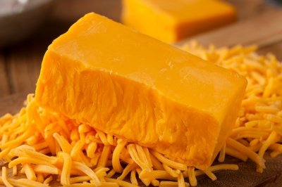 ¿Por qué el queso cheddar es naranja?