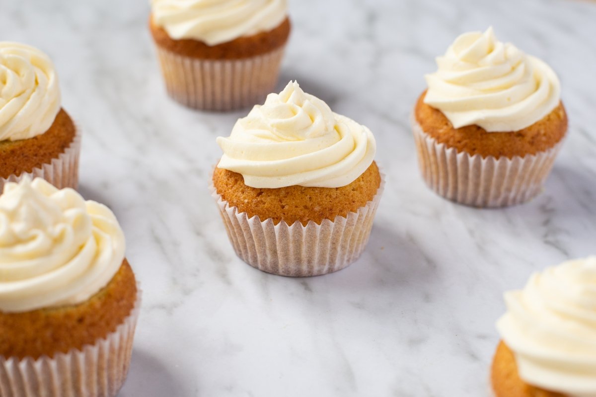 Cupcakes de vainilla: esponjosos, fáciles y rápidos