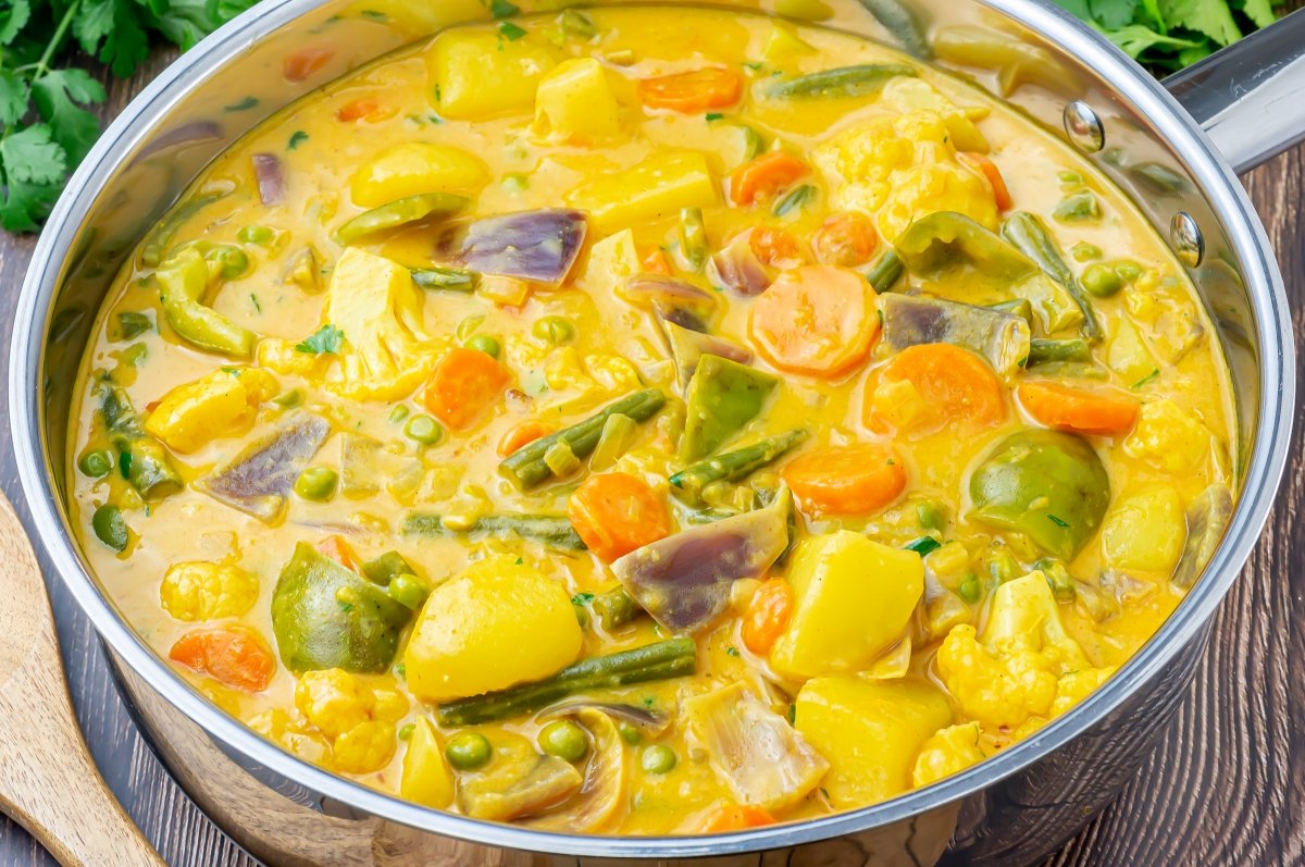 Curry de verduras listo para degustar