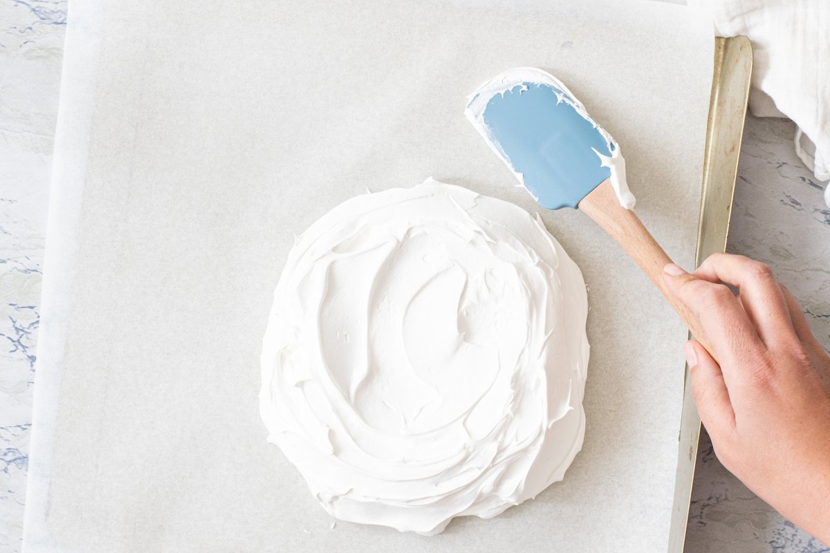 We give a rounded shape to the meringue for the Pavlova cake