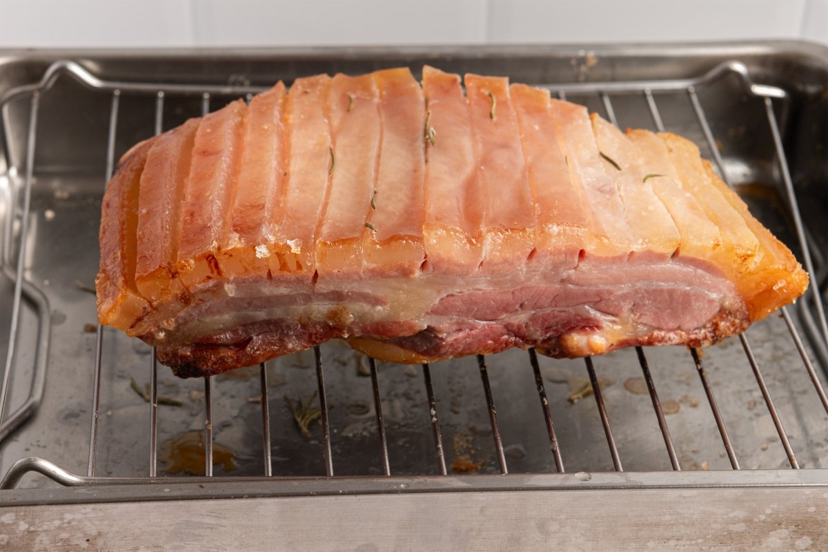 Dando la vuelta a la panceta al horno
