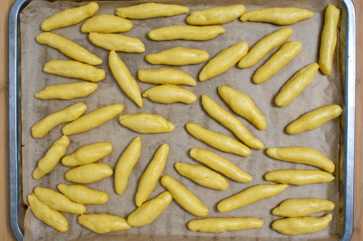 Dar forma a la masa para huesillos extremeños