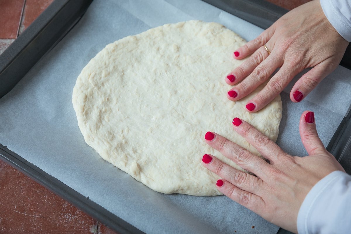 Dar forma a la pizza