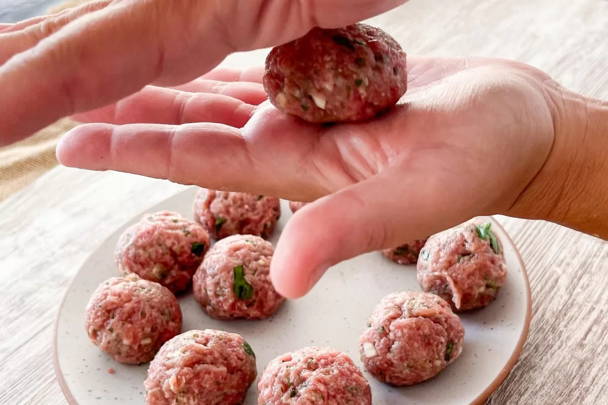 Albóndigas en salsa española al horno 7 Dar forma a las albóndigas con las cuencas de las manos