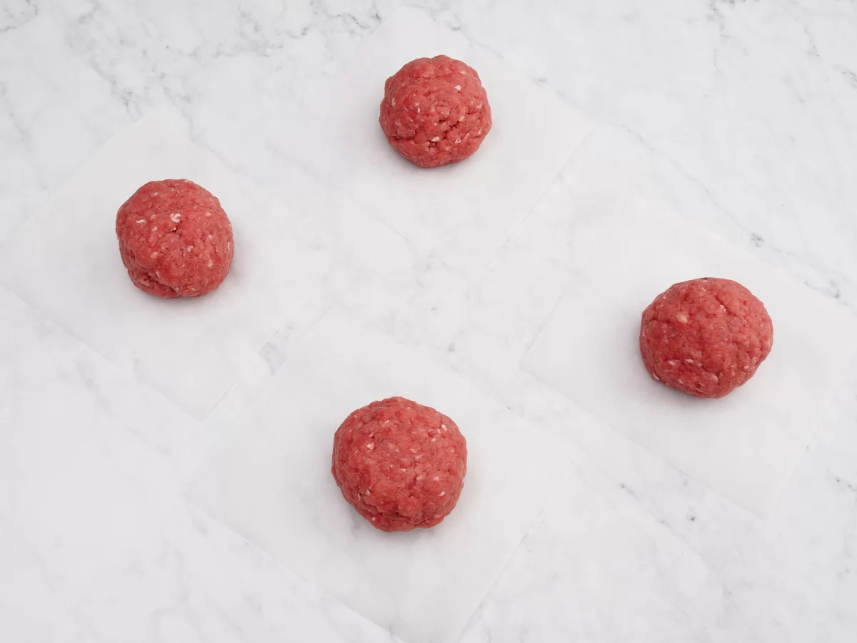 Dar forma a las hamburguesas de carne de ternera caseras