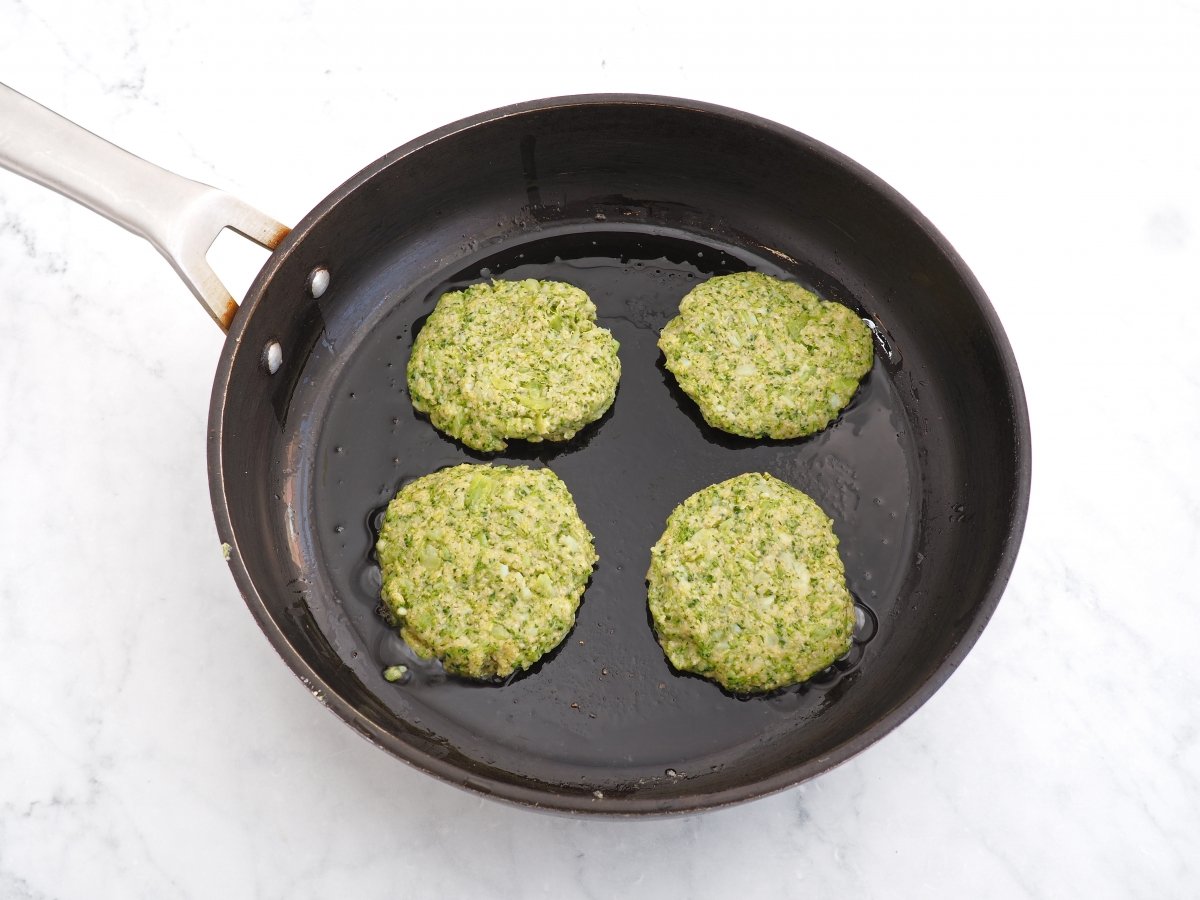 Dar forma a las tortitas para cocinarlas en la sartén